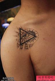 Tattoo-Show, empfehlen eine Tätowierung des schulterbreiten Auges