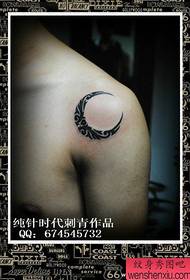 Чоловічий класичний малюнок татуювання тотемний місяць на плечах хлопчиків