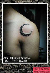 Modello di tatuaggio maschile totem classico luna sulle spalle dei ragazzi