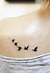 Motivo tatuaggio spalla: modello tatuaggio uccello totem spalla