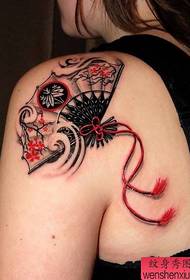 Woman paphewa zimakupiza tattoo ntchito