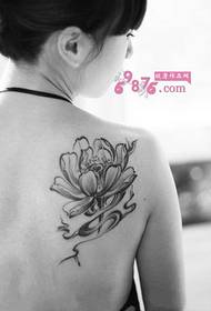 Grožio pečių juodos ir baltos lotoso tatuiruotė