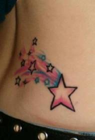 Tatuaggio di media altezza, immagine colorata del tatuaggio a stella a cinque punte sul retro della ragazza