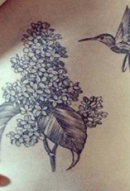 გოგონა წელის მხარეს შავი ნაცრისფერი მინიმალისტური ხაზის ყვავილი hummingbird tattoo სურათი