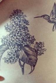 cailín taobh dubh liath bláth líne íostach liath le pictiúr tattoo hummingbird