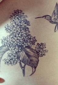 babaye nga sidsid sa sulud nga itom nga grey minimalist nga linya sa bulak nga adunay hummingbird nga litrato sa tattoo