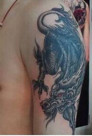 Ang mga lalaki nga abaga nga klasiko nga makagagahum nga hayop nga sumbanan sa tattoo nga unicorn