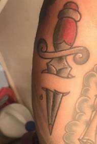 Tatuaggio di pugnale europeo-americano in vita foto di tatuaggio di pugnale europeo e americano