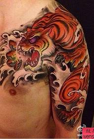 un tatuaj de tigru la umăr
