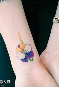 modello tatuaggio fiore in vita