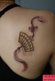Chica hombro pequeño colgante tatuaje patrón