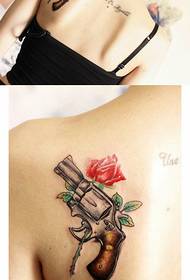 Vrouw schouder kleur pistool tattoo werkt door tattoo show