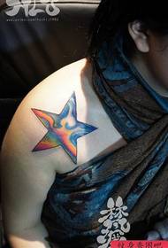 Häikäisevä värikäs viiden teräksen tähden tatuointi olkapäällä