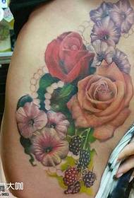 disegno del tatuaggio rosa in vita