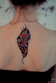 Te whakaatu tattoo, tohu i tetahi tauira huruhuru huruhuru pokohiwi wahine