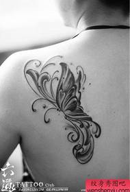 Smuk sort og hvid sommerfugl tatoveringsmønster på skuldrene til piger
