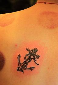 Si consiglia uno spettacolo di tatuaggi con compagno di squadra di tatuaggi sull'ancora posteriore