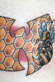 Lytse bijtatoat fan 'e sydkant fan' e jongen op bijen en hive-tatoeage ôfbylding