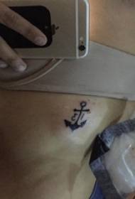 Европски и амерички сидро тетоважа девојке бочни струк на слици црне сидро тетоважа