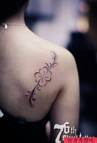 Hombros fermosos e populares patrón de tatuaxe de trevo de catro follas de vide