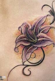 modello tatuaggio fiore in vita