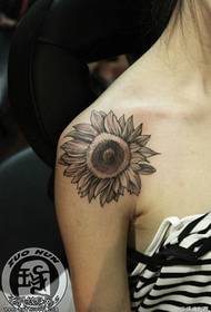 Modello di tatuaggio girasole spalla femminile