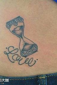 model de tatuaj cu clepsidră de talie