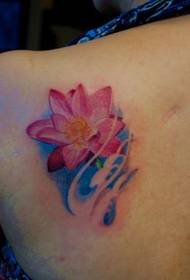 Padrão de tatuagem de lótus de cor de ombro menina