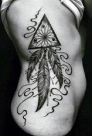 Figura del tatuaggio Dreamcatcher lato ragazza Immagine del tatuaggio acchiappasogni nera