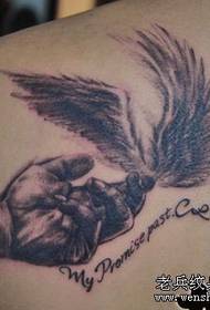 Modello tatuaggio ali di spalla