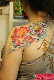 여자의 어깨에 아름다운 색깔의 연꽃 문신 패턴