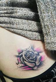 сексуальная роза с татуировкой на левой стороне талии