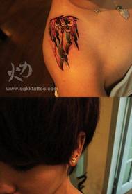 Cool tetovanie dýky na ramene dievčaťa