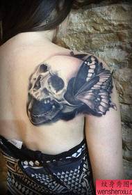 pola tato tengkorak bahu seorang wanita