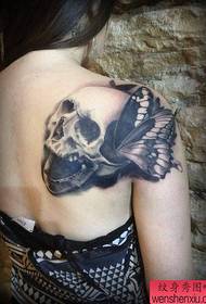 modello di tatuaggio teschio spalla di una donna