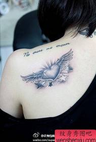 Μαύρο και άσπρο μοτίβο τατουάζ αγάπης φτερά δημοφιλή στους ώμους των κοριτσιών