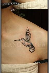 Gagmay ug us aka gamay nga hummingbird nga tattoo sa abaga sa usa ka matahum nga babaye