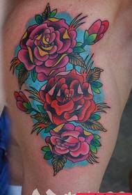 Tatuaggio maschile classico pop rose sulla spalla