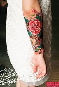 Padrão de tatuagem de um braço rosa