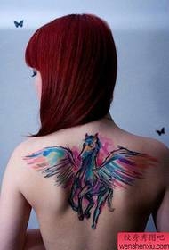 een schouderkleur van een vrouw met Pegasus-tatoeagepatroon