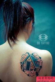 Le spalle delle ragazze sembrano un modello classico di tatuaggio a cabina
