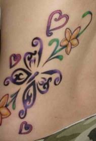 žena pasu krásny motýľ v tvare srdca kvetinový vzor tetovania