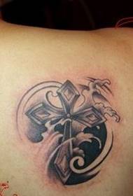 Uzorak tetovaže na ramenu: uzorak tetovaže križa na ramenu