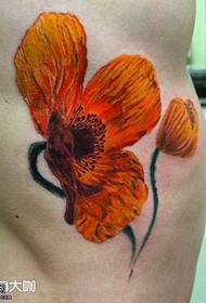 Model de tatuaj cu flori în talie