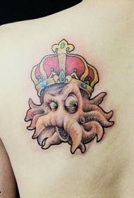 Olkapään väri mustekala kruunu tatuointi malli