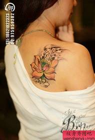 女雙肩美麗又受歡迎的蓮花紋身圖案