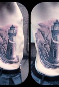 Tatuaż z boku w talii Mężczyzna z boku w talii na czarnym tatuażu z latarnią morską