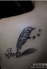 un motif de tatouage de lettre de colombe de plume arrière