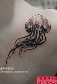 Meisje syn skouder mei in swartgriis jellyfish tatoeëringspatroon