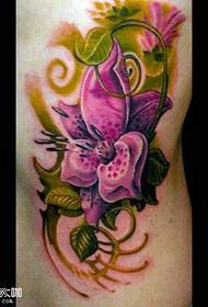 pás tetovanie fialový kvet